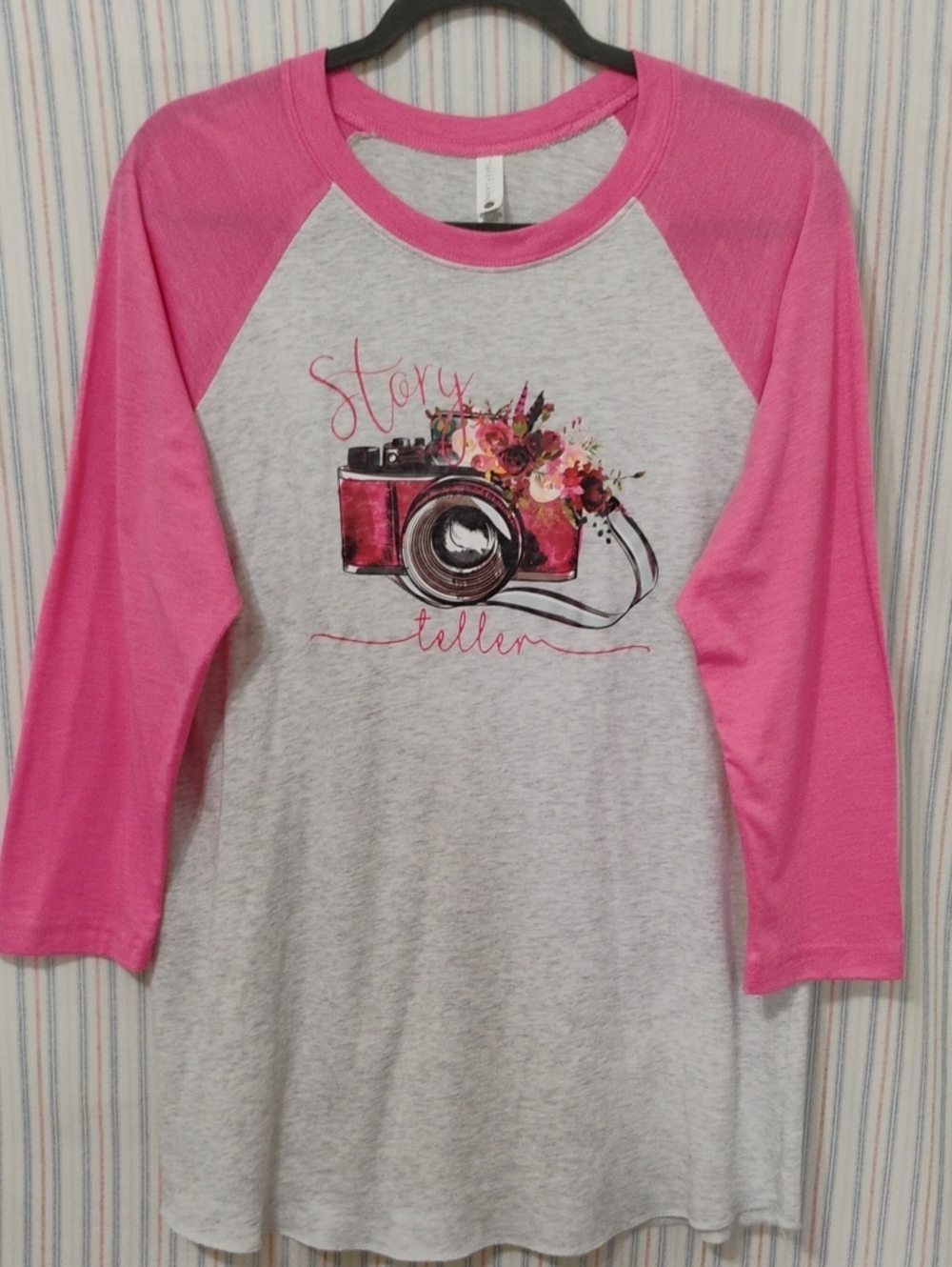 Next Level Raglan Light Heather Grey And Pink, T-Shirt "Story Tellen" Graphics L
